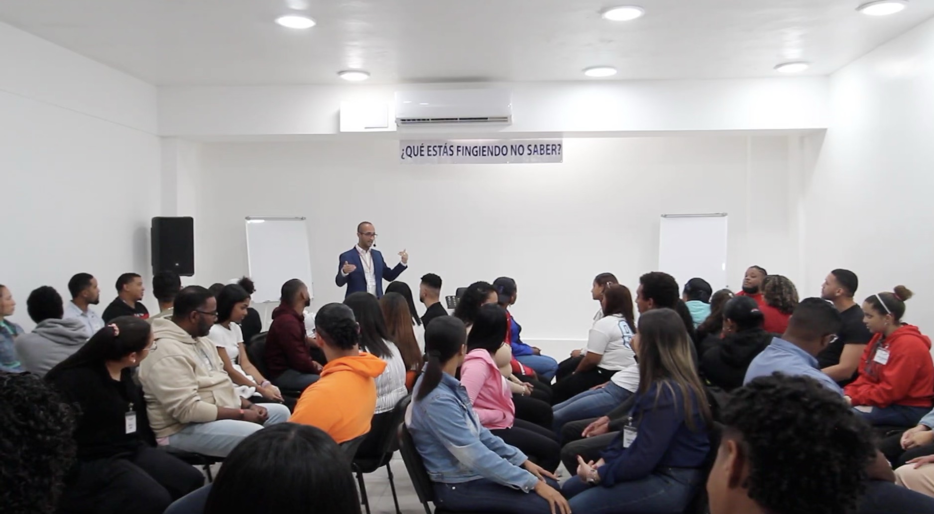 Nigel Moya guiando a un salón lleno de participantes en un taller de Flow en Santo Domingo